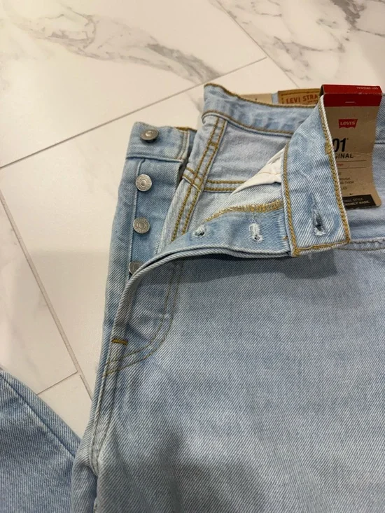 Levi's 501 Original Straight Leg Jeans in Light Blue Wash - Picture 4 of 4